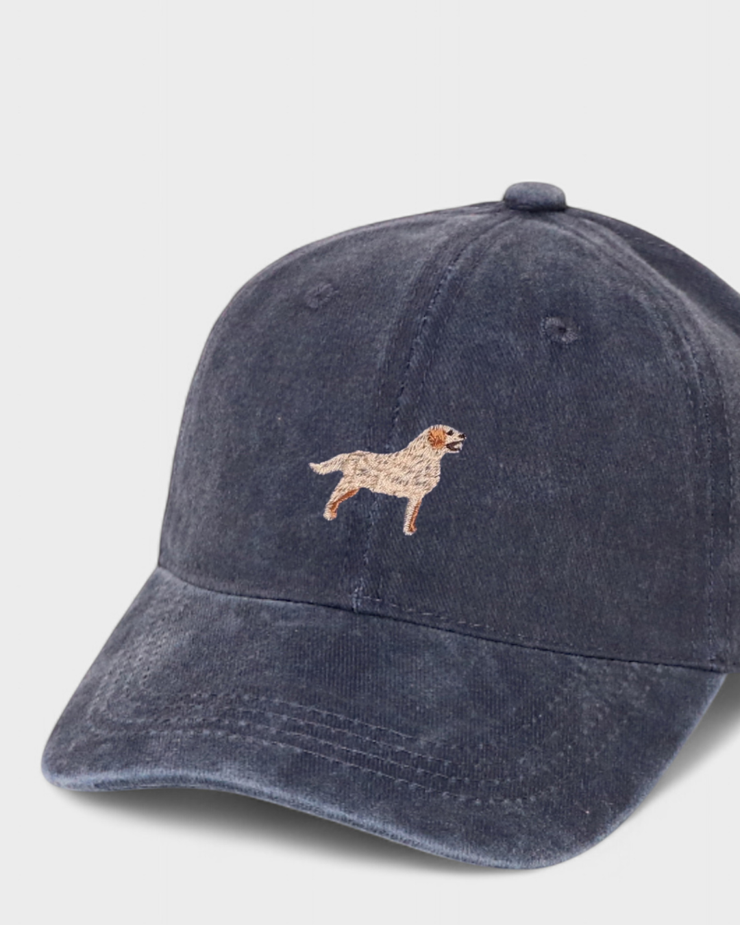 Golden Retriever personalised hat with embroidered design, made of 100% washed cotton.